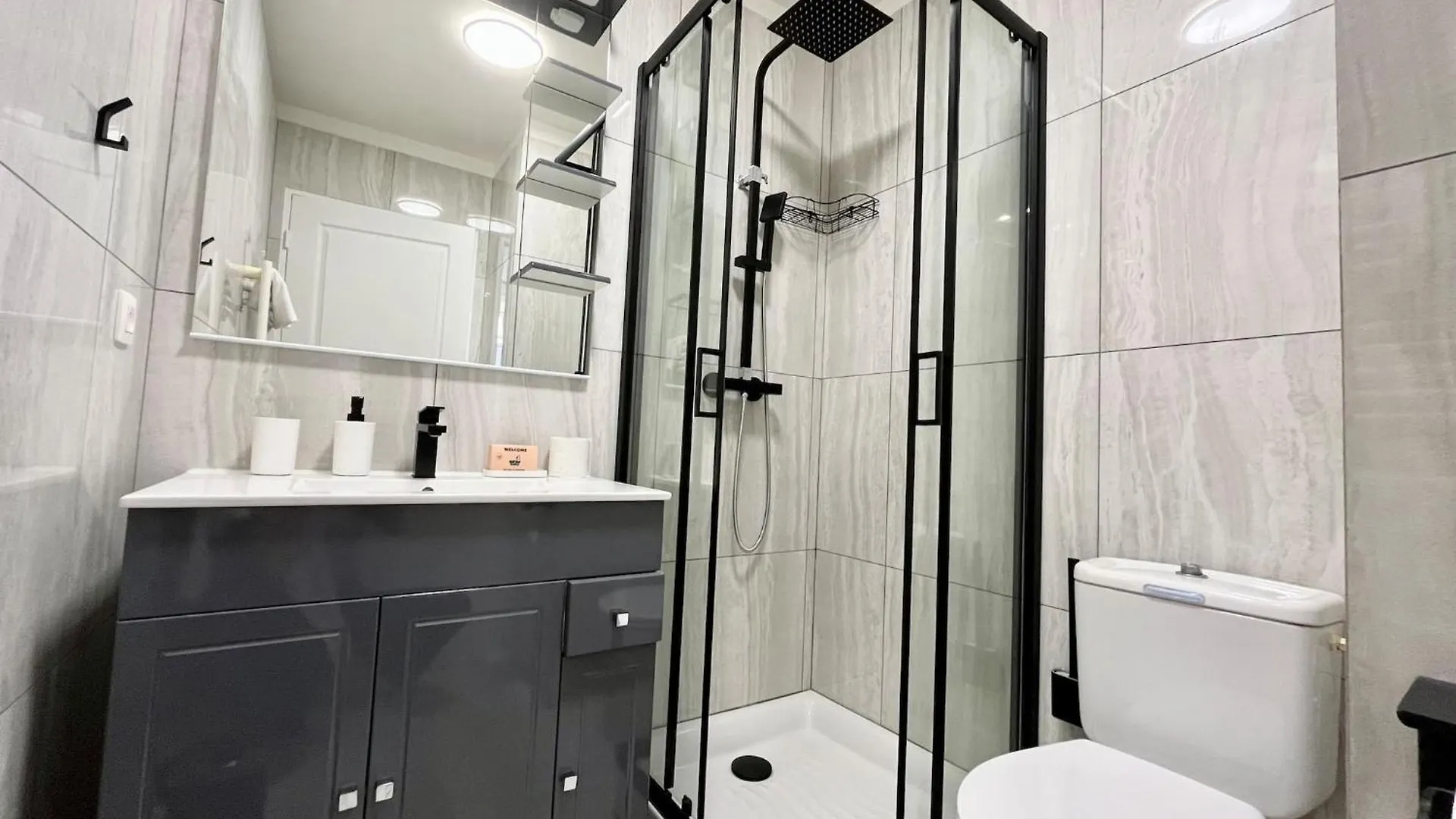 Appartement 'La Villa Melanie' Neuf, Equipe, Terrasse, Centre Menton France